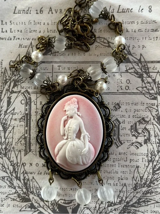 Marie Antoinette Pink Cameo Necklace Vintage Matte Czech Glass & Brass Chain - Picture 13 of 16